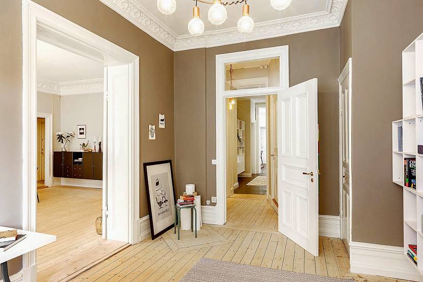 Белые двери в интерьере квартиры – дизайн и фото