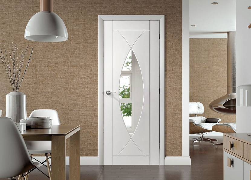 Белые двери в интерьере квартиры – дизайн и фото